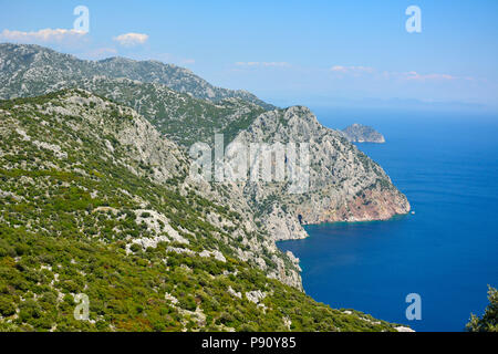 Blick Richtung Felsen verstecken Ameliya Strand auf der Halbinsel Bozburun bei Marmaris Resort Stadt in der Türkei. Ameliya Strand ist angeblich notorisch für illegale Hu Stockfoto
