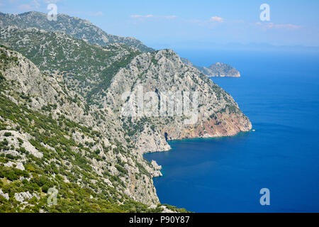 Blick Richtung Felsen verstecken Ameliya Strand auf der Halbinsel Bozburun bei Marmaris Resort Stadt in der Türkei. Ameliya Strand ist angeblich notorisch für illegale Hu Stockfoto