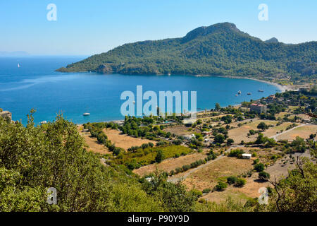 Blick über kumlubuk Dorf und Bucht auf der Halbinsel Bozburun bei Marmaris Resort Stadt in der Türkei. Stockfoto