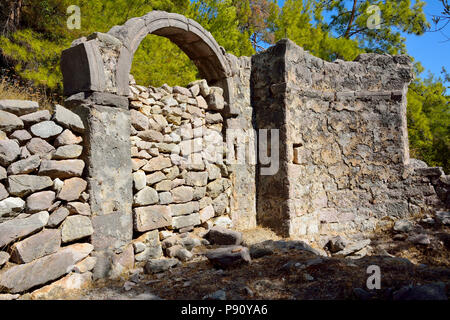 Die Ruinen der byzantinischen Kirche Gerbekilise in einem Pinienwald auf der Halbinsel Bozburun bei Marmaris Resort Stadt in der Türkei. Stockfoto