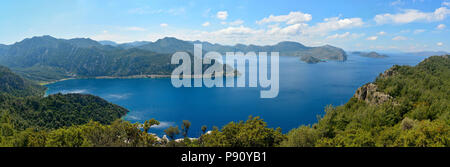 Panoramablick über die Bucht von Bozburun Selimiye auf der Halbinsel in der Nähe von Marmaris Resort Stadt in der Türkei. Stockfoto