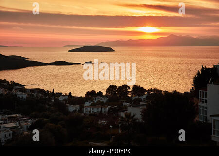 Moody Blick auf Bodrum Gumusluk Bucht in der Türkei von oben bei Sonnenuntergang Stockfoto