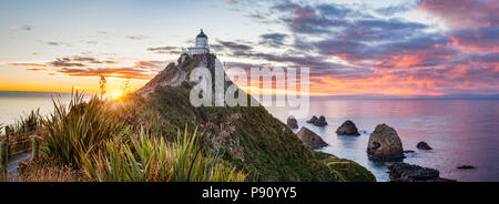 Panoramablick von Sonnenaufgang am Nugget Point, Catlins, Otago, auf der neuseeländischen Südinsel. Stockfoto