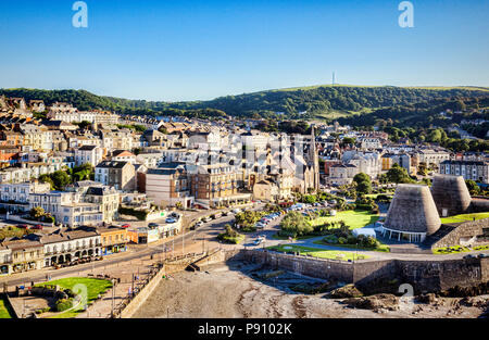 17. Juni 2017: Ilfracombe, Devon, England, UK-Ilfracombe von Capstone Hill, mit dem Wahrzeichen Theater und das Besucherzentrum auf der rechten Seite. Stockfoto