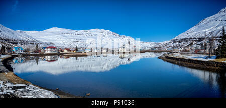 11. April 2018: Island - im Osten Island Hafen von Seydisfjördur, mit der Smyril Line Schiff Norrona festgemacht am Kai. Stockfoto