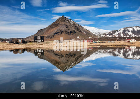 Der Berg Stapafell reflektiert in einem Pool bei Arnarstapi auf der Halbinsel Snaefellsnes, Island. Stockfoto