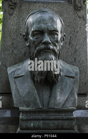 Bronzebüste der russische Schriftsteller Fjodor Dostojewski auf seinem Grab am Friedhof Tikhvinskoye des Alexander-Newski-Klosters in St. Petersburg, Russland. Stockfoto