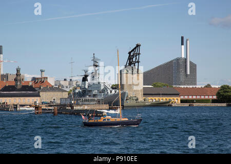 Yacht und Marineschiff aus langelinie Kai, Kopenhagen, Dänemark Stockfoto