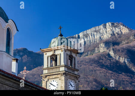 Straße, teilweise mit Blick auf den Uhrturm und Kuppeln der Christlichen Kirche in der Stadt von Teteven, Bulgarien. Einer der Gipfel der Stara Planina Stockfoto