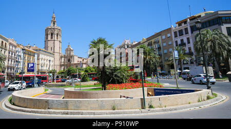 Die Kathedrale von Valencia (13. Jahrhundert) und die Torre Del Micalet an der Plaza de la Reina im Zentrum von Valencia, Spanien Stockfoto