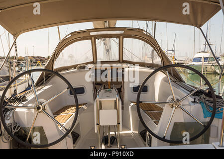 Cockpit eines Segelbootes Stockfoto