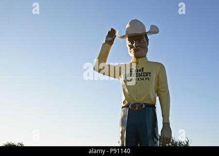 Der zweite Änderungsantrag cowboy Statue in Amarillo Texas an den Cadillac Ranch Kampingplatz ist ein Beweis für die Waffe besitzen Rechte der amerikanischen Bürger Stockfoto