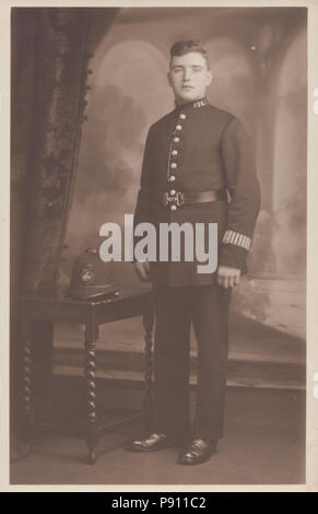 Jahrgang 1926 Foto von London Polizei Polizist A. Woods. Kragen Nr. 616. Y Stockfoto