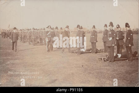 Vintage Foto von Greater Manchester Police Krankenwagen Inspektion am Birke Park im Jahre 1905. Chief Constable prüfen. Stockfoto