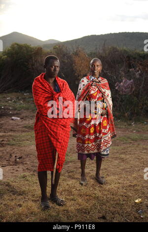 Masai Mann und Frau, Mann und Frau Masai Familie gekleidet in traditionelle Kleidung Stockfoto