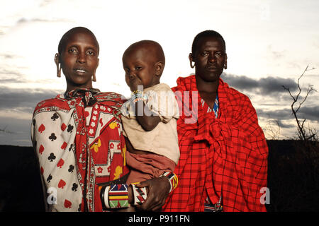 Masai Mann und Frau, Mann und Frau Masai Familie gekleidet in traditionelle Kleidung Stockfoto