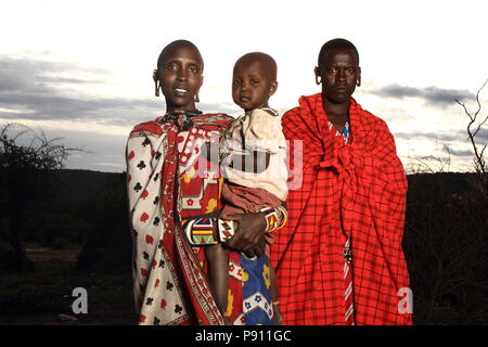 Masai Mann und Frau, Mann und Frau Masai Familie gekleidet in traditionelle Kleidung Stockfoto