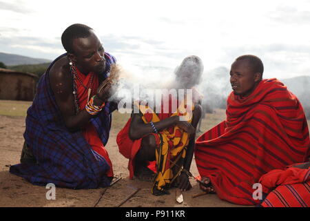 Traditionelle Masai Mann einrichten Brand in einer traditionellen Art, Rauch und Feuer tribal Stockfoto