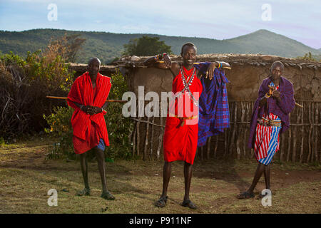 Maasai traditionellen Männer in traditionellen Maasai rot Kleid, Lächeln, Porträt Stockfoto