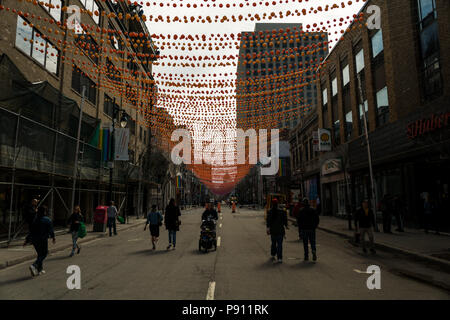 Rosa Kugeln Übergabe von St. Catherine Street in Montreal, Quebec Stockfoto