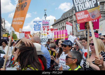 London, UK, 13. Juli 2018 Trumpf Baby und Frauen gegen Trumpf in Parliament Square. Stockfoto