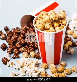 Sortiert Popcorn in Papier set striped weiß rot Tasse. Süßes und salziges Popcorn. Stockfoto