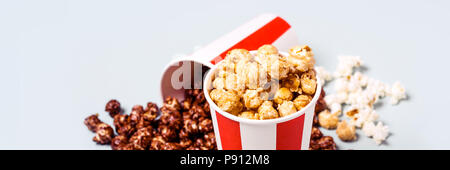 Sortiert Popcorn in Papier set striped weiß rot Tasse. Süßes und salziges Popcorn. Stockfoto
