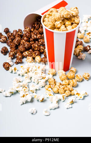 Sortiert Popcorn in Papier set striped weiß rot Tasse. Süßes und salziges Popcorn. Stockfoto
