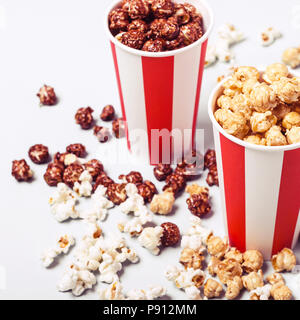 Sortiert Popcorn in Papier set striped weiß rot Tasse. Stockfoto