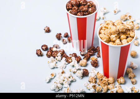 Sortiert Popcorn in Papier set striped weiß rot Tasse. Stockfoto