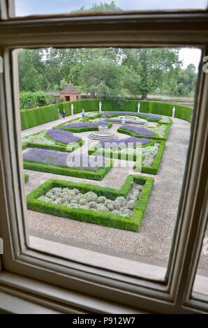 Blick durch die Fenster in die Queen's Garden, Kew Palace, Royal Botanic Gardens, Kew, Richmond, London, England, UK. Stockfoto