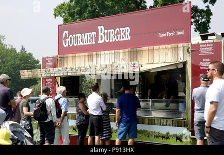 Guildford, England - 28. Mai 2018: die Hungrigen Besucher Queuing für warmes Essen zum Mitnehmen im Gourmet Burger essen Abschaltdruck Stockfoto