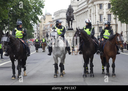 Polizei und Polizei Pferde in vollem Aufruhr Ausrüstung auf den Straßen von London Stockfoto