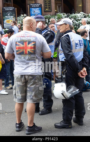 Kundgebung zur Unterstützung der weit ins Gefängnis - rechte Aktivist Tommy Robinson, London 2018 Stockfoto