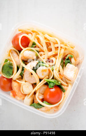 Meeresfrüchte Linguine mit Garnelen, Jakobsmuscheln, Lachs, Spinat und Tomaten Stockfoto