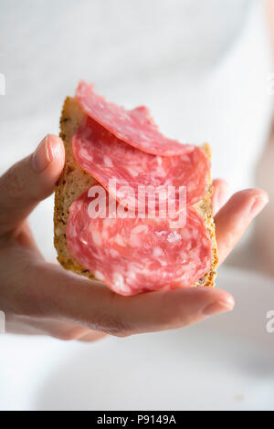 Scheibe Brot mit Wurst salchichon Stockfoto