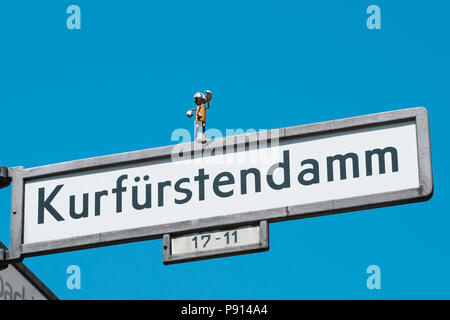 Berlin, Deutschland - Juli 2017: Straße Zeichen der berühmten Einkaufsstraße Kurfürstendamm (Ku'Damm) in Berlin, Deutschland Stockfoto