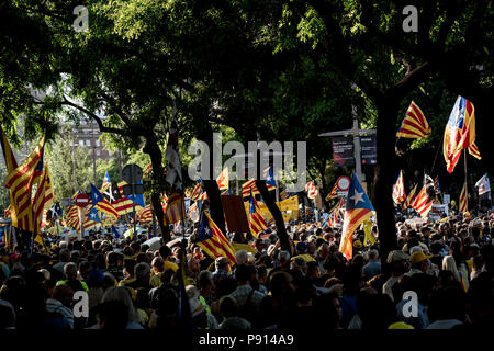 Zehntausende marschierten durch die Straßen von Barcelona forderten die Freiheit des inhaftierten Katalanischen Führer und die Rückkehr der im Exil. Stockfoto