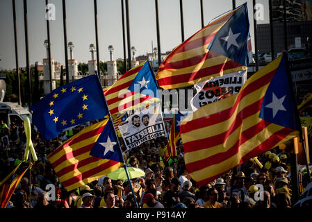 Zehntausende marschierten durch die Straßen von Barcelona forderten die Freiheit des inhaftierten Katalanischen Führer und die Rückkehr der im Exil. Stockfoto