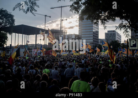 Zehntausende marschierten durch die Straßen von Barcelona forderten die Freiheit des inhaftierten Katalanischen Führer und die Rückkehr der im Exil. Stockfoto