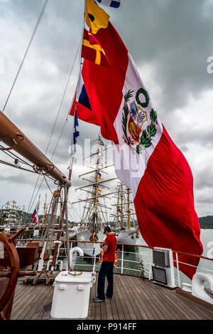 Peruanische Flagge auf Segelschule Schiff in Panama Balboa Port bei Velas Latinoamerica 2018 regata Stockfoto