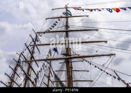 Mast der Segelschiffe hohen Spar, oder der Anordnung der Balken bei Tall Ships Velas Latinoamerica 2018 regata Stockfoto
