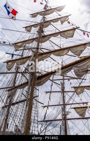 Mast der Segelschiffe hohen Spar, oder der Anordnung der Balken bei Tall Ships Velas Latinoamerica 2018 regata Stockfoto