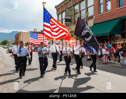 American Legion Veteranen führen die jährlichen Viertel der Juli Parade in der kleinen Bergstadt Salida, Colorado, USA Stockfoto