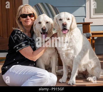 Outdoor Portrait von Frau mit ihren zwei wunderschöne Platin farbige Golden Retriever Hunde; Salida, Colorado, USA Stockfoto