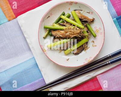 Koreanisches Essen gebratenen Pilzen und Sardellen Stockfoto