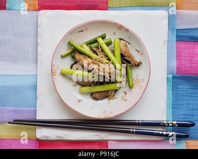 Koreanisches Essen gebratenen Pilzen und Sardellen Stockfoto