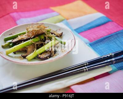 Koreanisches Essen gebratenen Pilzen und Sardellen Stockfoto