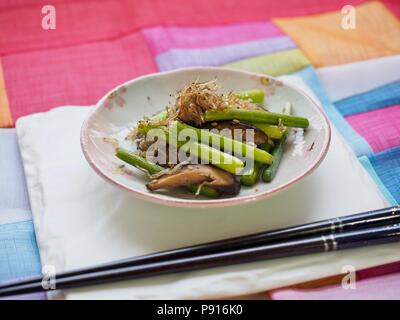 Koreanisches Essen gebratenen Pilzen und Sardellen Stockfoto