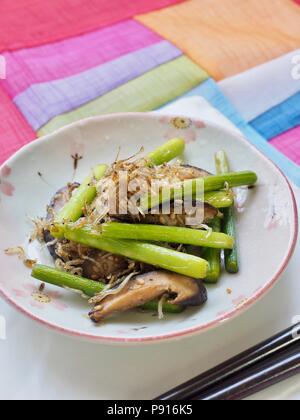 Koreanisches Essen gebratenen Pilzen und Sardellen Stockfoto